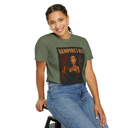 Vampire’s Kiss Halloween Unisex T-Shirt – Retro Vintage Vampire Graphic Tee, Spooky Horror Unisex Top, Gothic Scary Season Shirt - Madame Soulière
