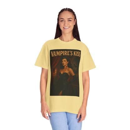 Vampire’s Kiss Halloween Unisex T-Shirt – Retro Vintage Vampire Graphic Tee, Spooky Horror Unisex Top, Gothic Scary Season Shirt - Madame Soulière