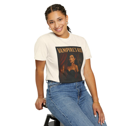 Vampire’s Kiss Halloween Unisex T-Shirt – Retro Vintage Vampire Graphic Tee, Spooky Horror Unisex Top, Gothic Scary Season Shirt - Madame Soulière