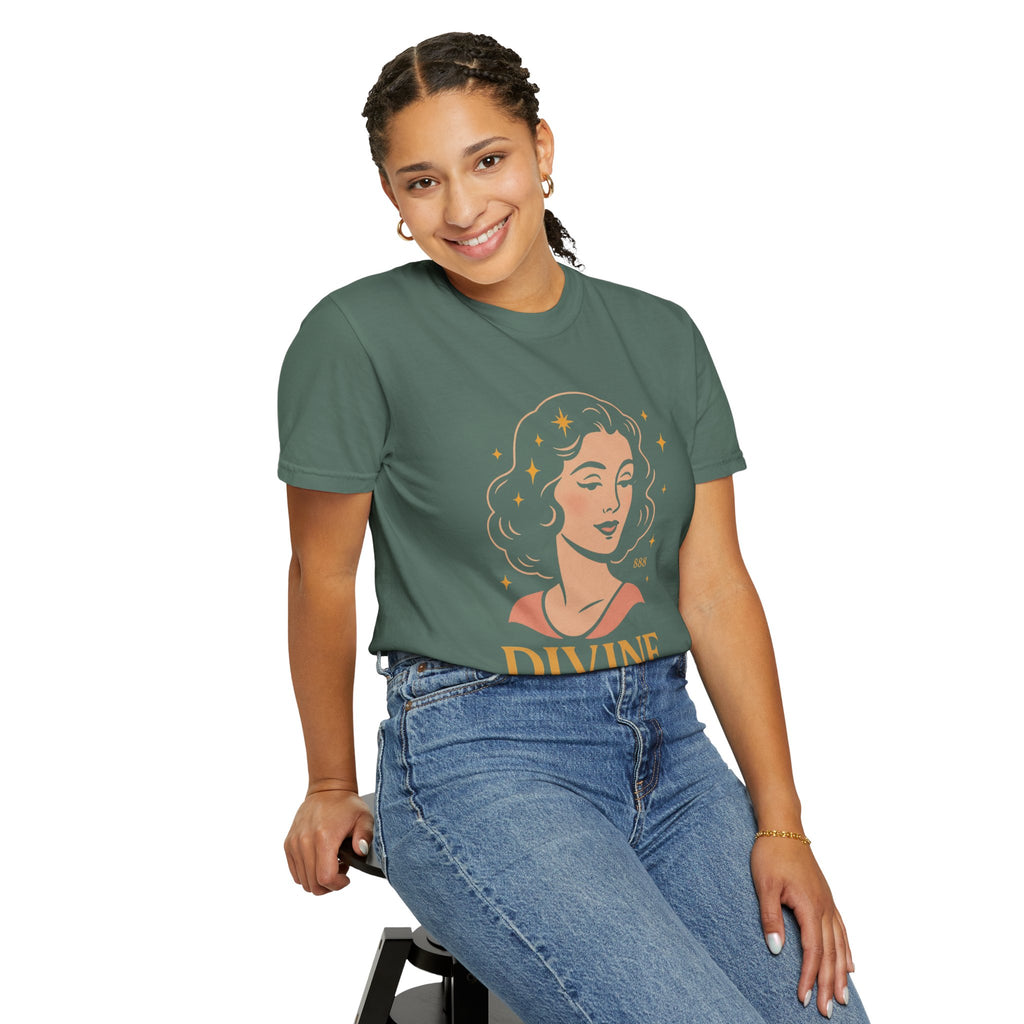Divine Darling – Retro Pin-Up Vintage T-Shirt