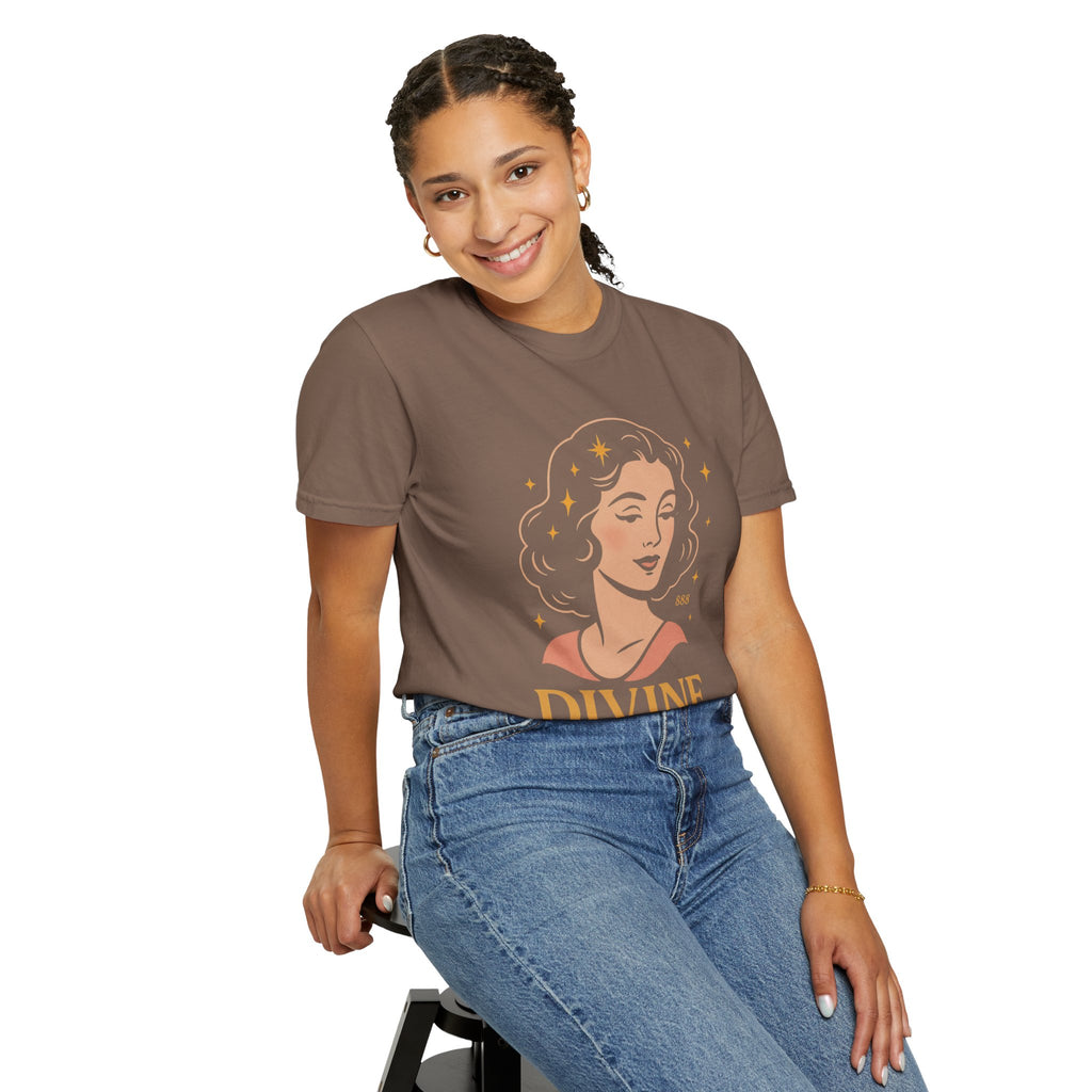 Divine Darling – Retro Pin-Up Vintage T-Shirt