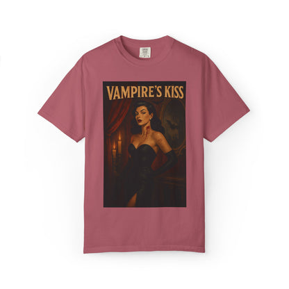Vampire’s Kiss Halloween Unisex T-Shirt – Retro Vintage Vampire Graphic Tee, Spooky Horror Unisex Top, Gothic Scary Season Shirt - Madame Soulière