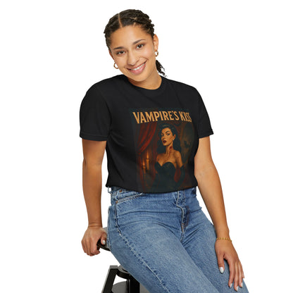 Vampire’s Kiss Halloween Unisex T-Shirt – Retro Vintage Vampire Graphic Tee, Spooky Horror Unisex Top, Gothic Scary Season Shirt - Madame Soulière