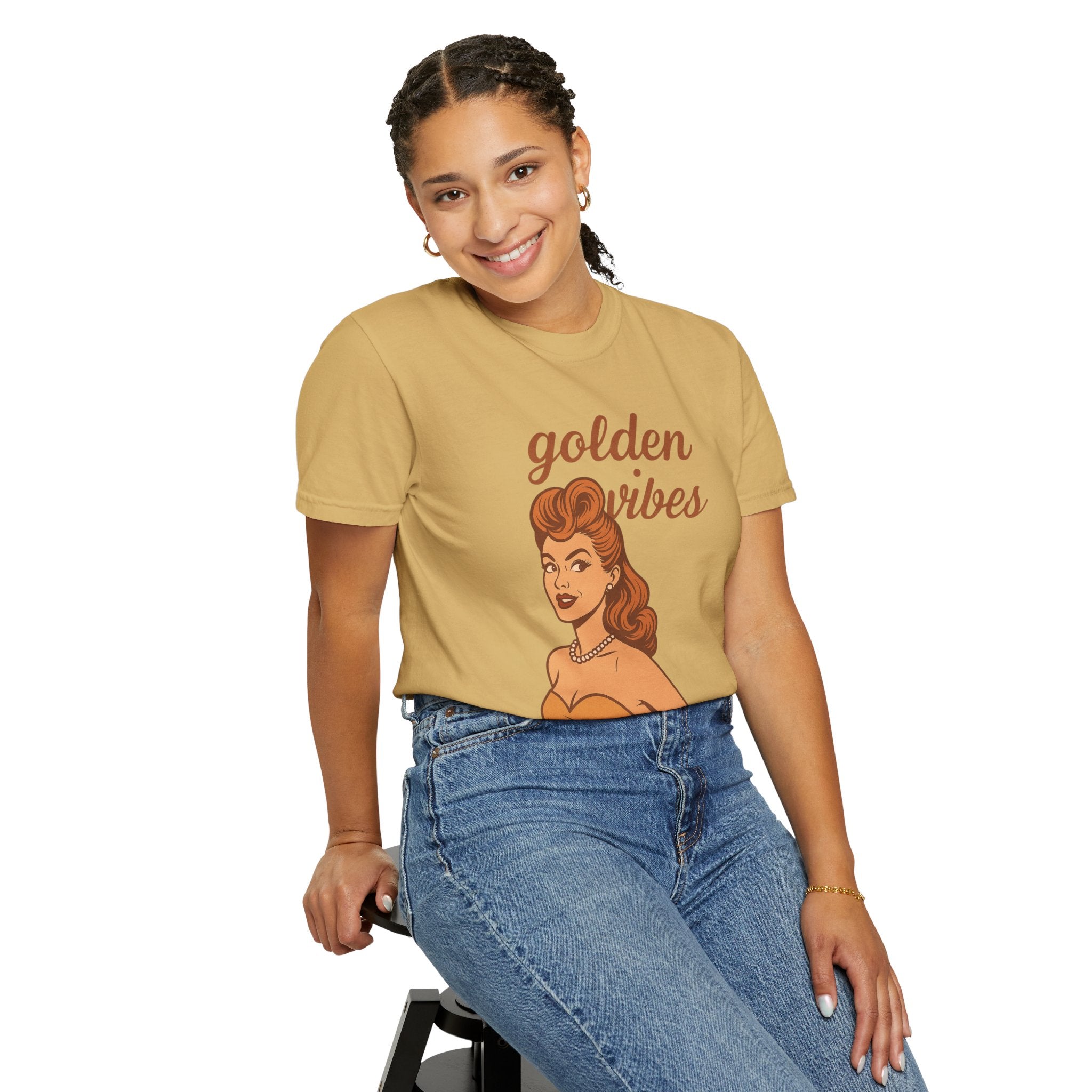 Golden Vibes – Retro Pin-Up Vintage T-Shirt